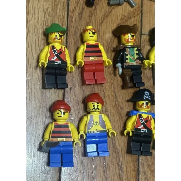 LEGO lot of 8 vintage Pirate minifigures, Imperial. Mixed Lot - Picture 2 of 6